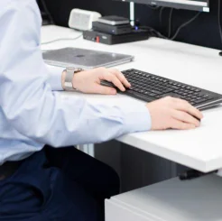 en mann som bruker mus og tastatur
