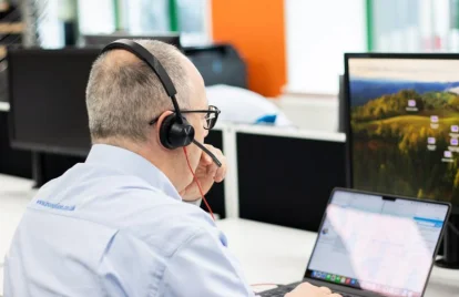 man met een laptop en een koptelefoon op