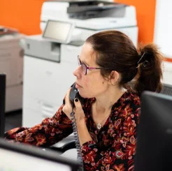 Frau am Telefon