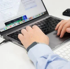 close-up van een man die een laptop gebruikt