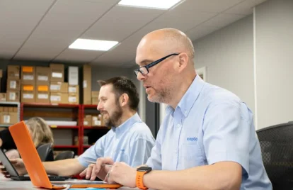twee mannen die laptops gebruiken