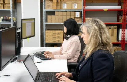 twee vrouwen achter een bureau