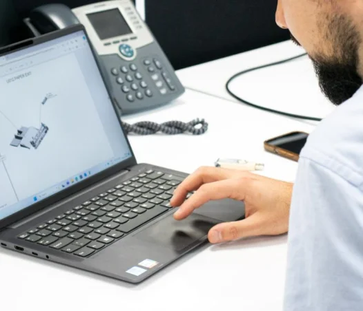 man achter een computer